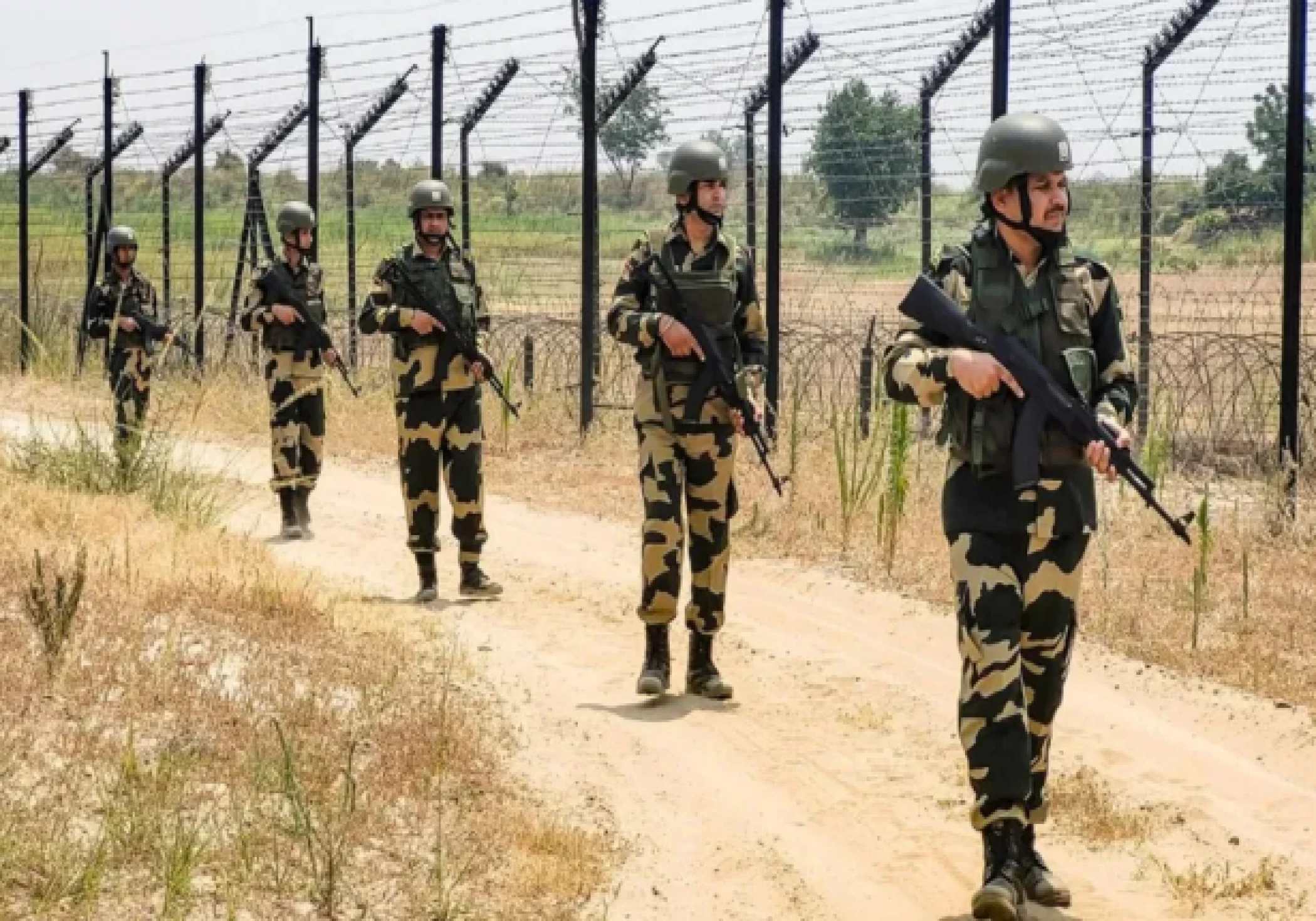 BSF Thwarts Daring Infiltration Bid by 50 Militants during Pakistani Shelling in Samba BSF Thwarts Daring Infiltration Bid by 50 Militants during Pakistani Shelling in Samba